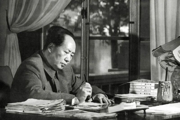 毛泽东关于“历史周期率”的思考，从“甲申对”的警示，到“窑洞对”的启示，再到“赶考对”的自觉，呈现出他以历史经验指导现实政治的逻辑递进。通过对历史教训的反思，他不仅明确了人民在历史发展中的主体地位，更将这一理念转化为具体的制度设计与政治实践，进而确立了以人民代表大会制度作为国家的根本制度。