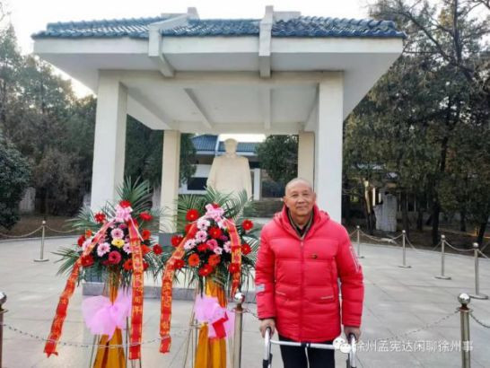 徐州市民纪念毛主席128周年诞辰