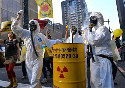 以周易原理擘画新时代“马克思的斗争形象”，可求得政治经济学批判之“中国抽象”以及“中国具象”。大道不可违，历史是检验真理的唯一标准！对“核排污”进行学术批判的事件表明，海洋肉身的“核伤口”终归要靠“幽灵之战”予以缝合与有效维护。何谓幽灵？以唯物史观的工作术语看，乃阶级与主体之谓也！是以一切人与一切人战争的“人类世”，终将劫后曙光。证成的幽灵将以无所畏惧之舍弃精神，进行一场别无选择之勇毅战斗。