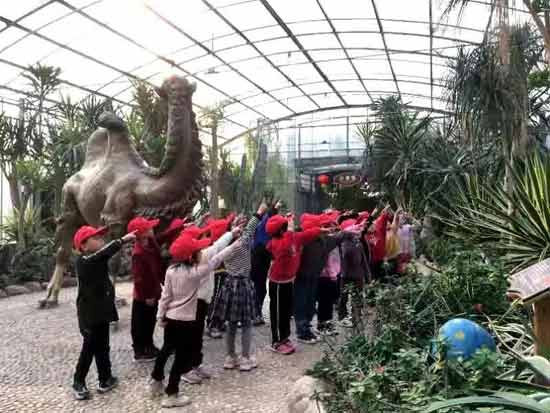 4000多名师生到南街村研学，向毛主席宣誓：为共产主义事业贡献力量