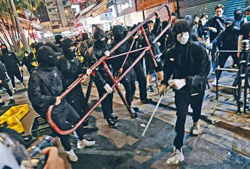 这香港女孩下跪痛哭，但为什么她的身旁安排了5架相机？