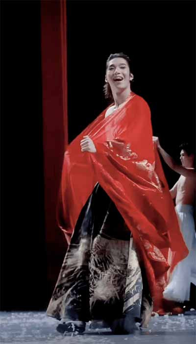 演出结束后，一切又迅速回到现实。 演员卸妆、换衣服，准备下一场演出。那些被反复讨论的肌肉、荷尔蒙和“性张力”，最后也只是整套娱乐工业里的工作内容。