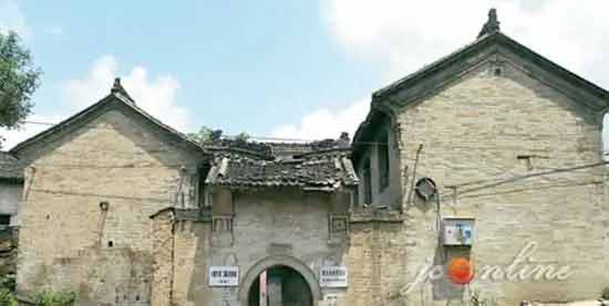 八路军的英雄形象,不是靠抹发胶、抽雪茄、走“模特步”、耍酷耍狠、搞军阀作风搞起来的,而是靠英勇抗战、团结民众、艰苦奋斗建立起来的。