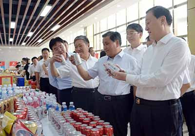 “全国粮食产业经济现场会”参会人员观摩南街村