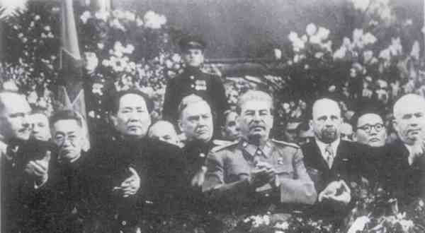 对当代文学研究来说,重新从中苏文学的关系切入意义重大,因为俄国革命与中国革命都是“短二十世纪”最重要的历史事件,两国革命同时展现了马克思主义革命成功的一面,也共同面对了其理论与实践的难点。而且,作为革命建国的两个重要案例,它们都坚持文化与文学在革命中具有极为重要的位置。但重提苏联视角并不意味着从影响研究的角度确认中苏文学的亲缘关系,而在于激活差异性的革命经验与文学经验,从而更好地理解20世纪中国的