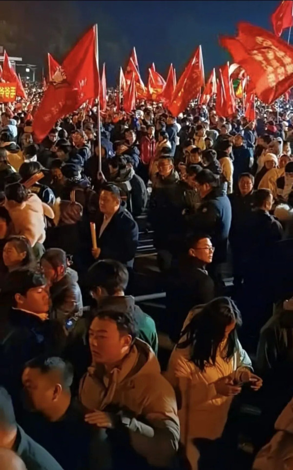 面面红旗汇广场 朵朵红花心向阳