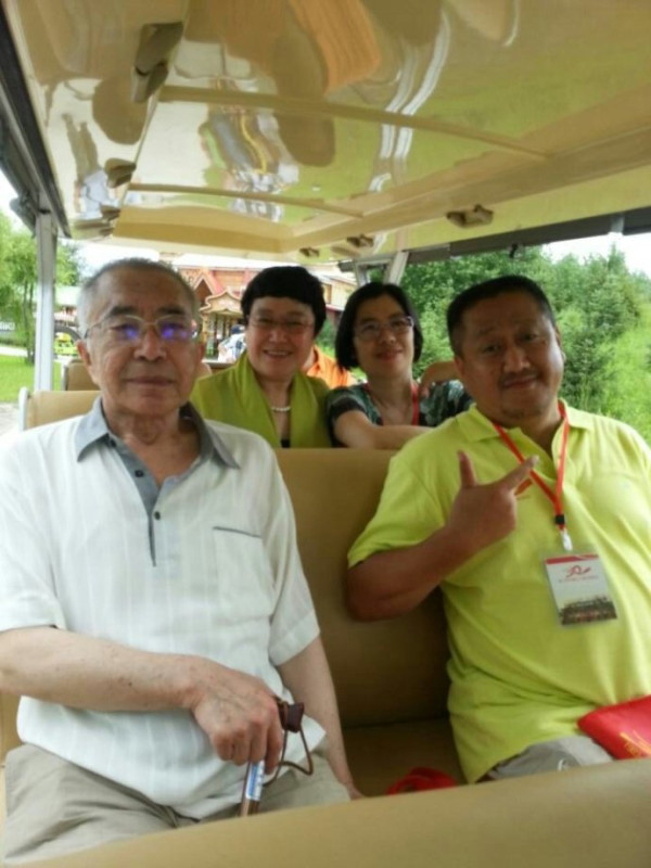 第一，我们自己就是健康力量，不要幻想他人。第二，对其他力量要理性观察，最大限度地团结宽容，集中力量打击极端主义卖国贼和带路党。