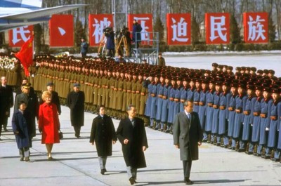 巨人离开后,我们向霸权国家俯首称臣,通过几十年的“韬光养晦”,全面融入美国主导的世界体系,我们的物质生活得到了极大改善,我们积攒了不少财富,我们建立了世界唯一一个全产业链的工业体系,我们正在朝世界体系中央国迈进…… 但是,霸权国家说,不行!