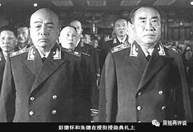 中国人民解放军，强调“军民团结如一人，试看天下谁能敌”，历来强调官兵一致、军民一致，强调军民鱼水关系，强调政治平等，强调政治民主、军事民主、经济民主，强调广大指战员的主体地位，强调同吃、同住、同学习、同训练、同作战。