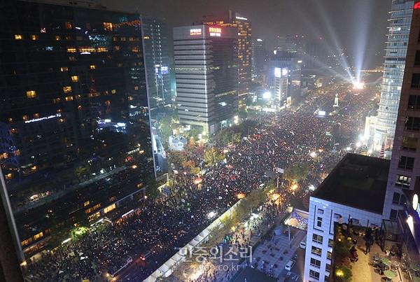 南朝鲜30万人倒朴 游行学生：成立革命政权