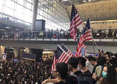 直击｜香港机场瘫痪两天，现场出现美国国旗
