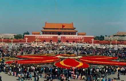 如果国家能够给予新中国的缔造者毛泽东主席以和他伟大历史地位相称的尊崇，那么继续摆放中山先生的画像，也没什么大问题。