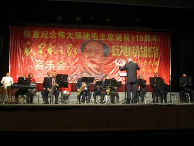 2012年12月26日被人们称呼为“中国红歌总司令戴诚”唱出“毛泽东之歌”,让人热血沸腾、让人情不自禁泪水不断模糊眼睛。