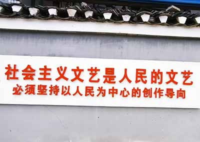 村民们亲切地称呼他为“立波胡子”“凤祥哥”。他和农民同吃同住同劳动,穿着灰蓝布中山装,一双解放鞋,说着地道的益阳土话。除了脸上那副方框眼镜,他跟普通农民已经没有区别了。 正是这种深刻的“生活体验”,让他写出了邓秀梅、刘雨生、李月辉、亭面糊、陈先晋……这些人物不是一个一个“塑造”出来的,是从那片土地里长出来的。