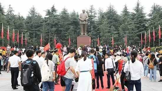 近十万人奔赴韶山与毛主席共度国庆,年轻面孔越来越多!