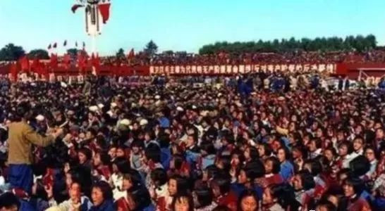 霸权主义攻击一个主权国家，首先进行的是思想文化战争，采取里应外合的手段，摧毁其核心价值观，以取得“不战而屈人之兵”的效果。面对西方文化的大规模涌入，我们决不能在文化和意识形态上软化自己的立场。 