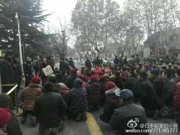 山东邹城市西故村200余村民到市政府下跪抗议村书记贪腐