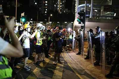 元朗“复仇者联盟”?别逗了!昨天(27日),香港的街头对峙再次说明一件事!