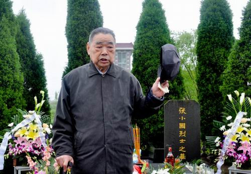 昆仑岩:烈士墓前的心声——接受大家庭的革命传统教育