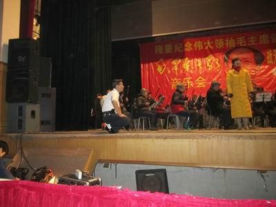2012年12月26日被人们称呼为“中国红歌总司令戴诚”唱出“毛泽东之歌”,让人热血沸腾、让人情不自禁泪水不断模糊眼睛。