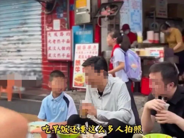 最近的热搜榜上，一个普通小女孩的“意外走红”颇耐人寻味。她只因一句直白的吐槽——某位知名企业家吃个早饭，为何还要前呼后拥、拍个不停——便迅速收获无数点赞，成为舆论焦点。