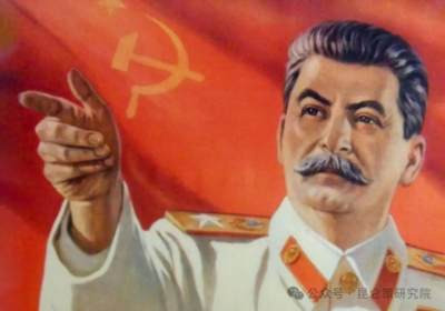 文章以1934年基洛夫遇刺为切入点,梳理苏联肃反运动的背景,重点反驳了赫鲁晓夫在苏共二十大所作的《关于个人崇拜及其后果》秘密报告。同时引用了丘吉尔、美国驻苏大使戴维斯等的相关言论,主张苏联肃反清除了“第五纵队”,为后来战胜纳粹德国奠定了基础,认为肃反虽存在扩大化但“功不可没”,并将历史讨论延伸至对当下防范“内奸”的现实意义。