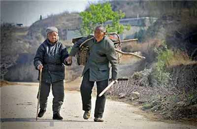 中青报:农村老人自杀现象,已经到了触目惊心的地步!