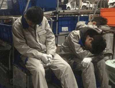 为什么创造财富的劳动，却只能由老板支配呢？为什么工人不能自己支配他的劳动?为什么他们一天十三四个小时地干，工资却远远赶不上物价上涨?