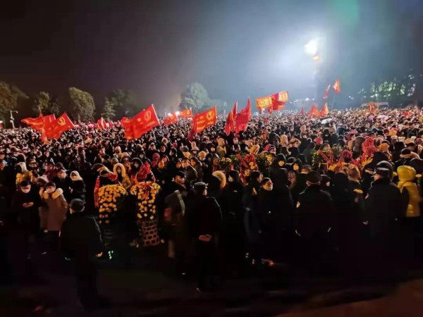 让我们在新的一年里,更加勤奋地学习毛主席著作,从人民中来,到人民中去,把宣传毛泽东思想作为一项义不容辞的责任与义务,唤醒工农千百万,为复兴社会主义积蓄力量。