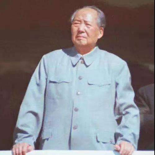毛泽东，他既是中国人民的救星，也是全世界人民的灯塔。他的思想、他的精神、他的道路，为中国人民和世界人民，指明了前进的方向！