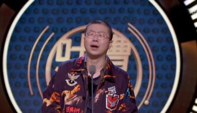 这,是仅仅对人民子弟兵的调侃、冒犯和暗讽吗?这是最恶毒的诋毁和攻击,其打击面是我们的整个民族、整个社会和整个制度!