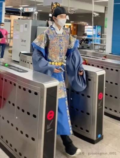要正确认识民族与国族的内涵及关系，在多民族国家中应以国族整合凝聚共识，中国以中华民族为统一国族、56 个民族为多元文化单元的 “多元一体” 格局是理想形态，新中国通过人民币 “大团结” 等符号构建起以汉族引领现代国族形象、各民族共同凝聚为统一中华民族的实践，应警惕汉服运动不当发展冲击民族与国族和谐、破坏 “大团结” 格局。