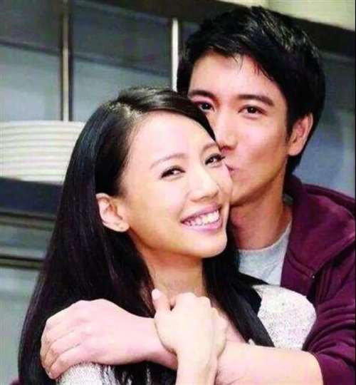 我听说，《新周刊》的编辑们，都是一群20出头的“年轻女性”，她们一毕业，就成了杂志编辑，几乎没有去工厂、工地、深山、一线、基层了解过。她们对中国女性的了解，大概仅限于微博娱乐板块......所以她们脑子里，只会出现什么李靓蕾、都美竹，而不会出现女工人、女农民、女拖拉机手、女坦克手、女空降兵......她们根本不知道什么是真正的美，什么是真正的独立和现代！毕竟，《新周刊》的副主编，曾是热情讴歌日本7