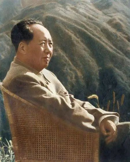 “小小寰球,有几个苍蝇碰壁。嗡嗡叫,几声凄厉,几声抽泣。蚂蚁缘槐夸大国,蚍蜉撼树谈何易。正西风落叶下长安,飞鸣镝。多少事,从来急;天地转,光阴迫。一万年太久,只争朝夕。 四海翻腾云水怒,五洲震荡风雷激。要扫除一切害人虫,全无敌。”