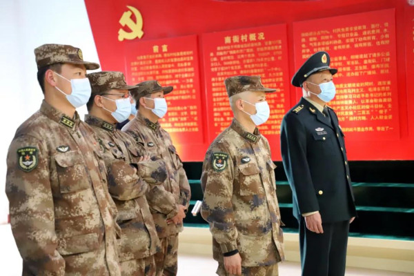 杨根思部队参观南街村——英雄的部队到文明的村庄