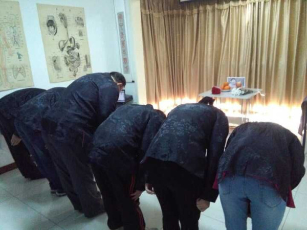 新心按语:2016年4月24日网友自发地通过网络默哀悼念艾跃进教授,通过这次悼念活动,更能激发广大网友关心时政,关心中华民族的前途,热爱社会主义。更能让社会公平正义,社会主义道路复兴的梦想一定能够实现!