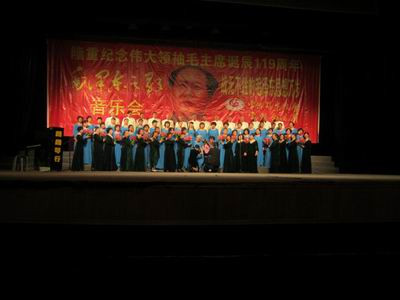 2012年12月26日被人们称呼为“中国红歌总司令戴诚”唱出“毛泽东之歌”,让人热血沸腾、让人情不自禁泪水不断模糊眼睛。