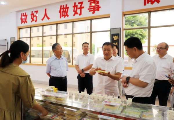 河南省南街村党委书记王宏斌参加“展新颜”新型村级集体经济发展论坛