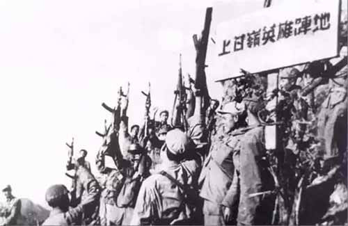 马克思主义和中国共产党人却告诉中国人，人民创造历史，看似最低贱愚昧没有力量的，却蕴含着无穷的力量。从此以后，人民意识和集体意识就扎进了中国人的深层意识当中。