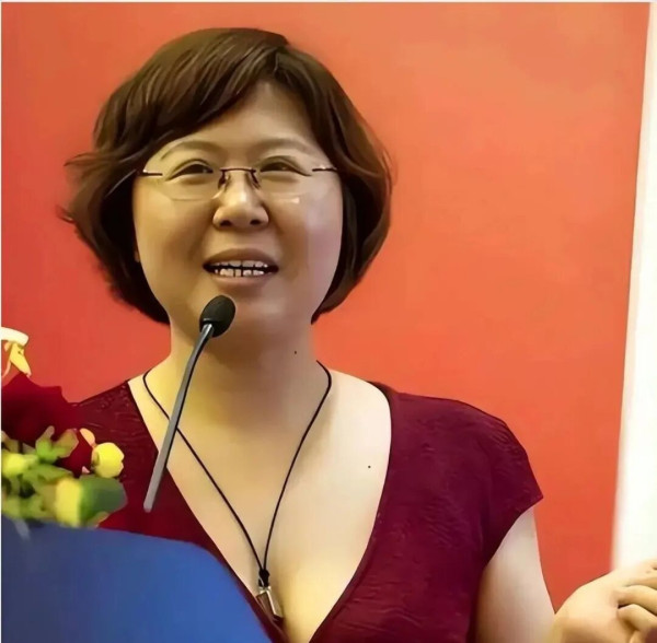 之前我们起底贾平凹，有人留言称我们是“墙倒众人推，也不是什么好东西”。既然如此，我们又来起底莫言了，是不是又呛到你的肺管了？近期，一封举报信把莫言和他的女婿揪了出来，举报的内容是什么呢？
