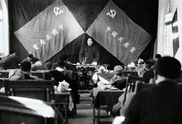 毛泽东与张国焘的斗争：惩前毖后，治病救人