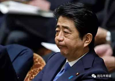 正如今天我们看到的，小小的日本只须把每年供给韩国的52亿美元的半导体制造设备切断了，管你三星、LG这样可以排进“世界500强”的大企业，一样也没辙、抓瞎。