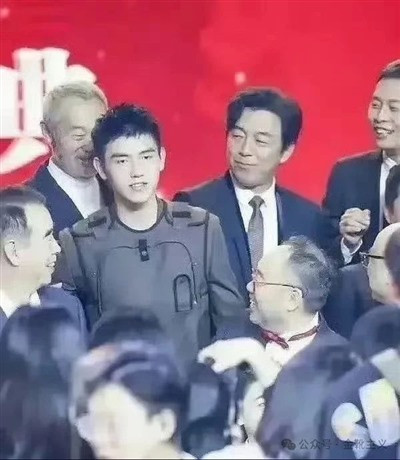 既得利益阶群的飞扬跋扈,不论是居高临下指点群众,还是趾高气扬拒绝批评,亦或是私有制下慕强与拜金共同催生反动抱团与圈子文化,本质都是权力运行秩序发生质变后,诸领域的资本主义生产关系所催生的产物。
