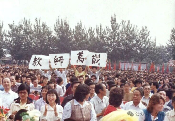 四十多年了，每次教员忌日前后就有刺耳的聒噪，实在太无力了。今年网友推荐了一个口号，大家看看是不是适合：定此节者皆畜牲，过此节者无我师。