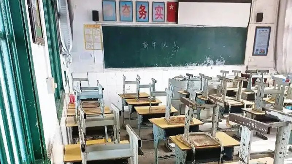 唯成绩论的社会单一评价标准,在青少年最青春、最有活力的时候,让ta们错误地认为前途是一道固定的选择题,并粗暴地将其划分为‘优’与‘差’的对立。