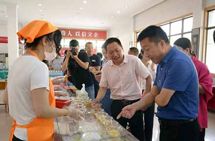 “河南食品安全消费体察行”活动走进南街村