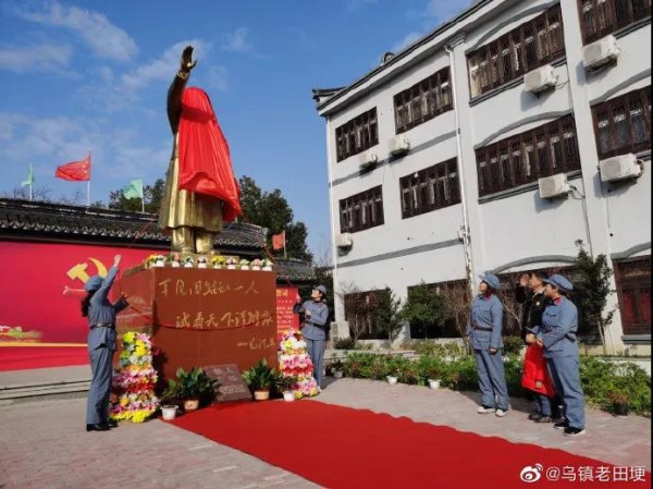 敬立毛主席像现场,万人挥手高喊毛主席万岁:纪念毛主席诞辰127周年