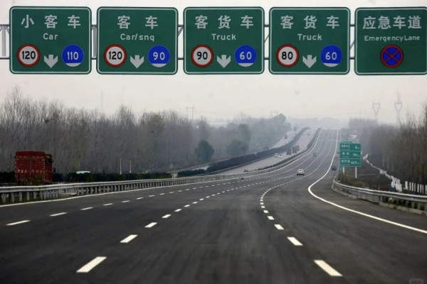 各地案例证明：所有交通乱象，根源都是“重处罚、轻工程、轻技术、轻服务”。现代化的汽车社会，不需要“一刀切的低速管控”，不需要“遍地开花的抓拍摄像头”，不需要“一地一规的执法双标”。