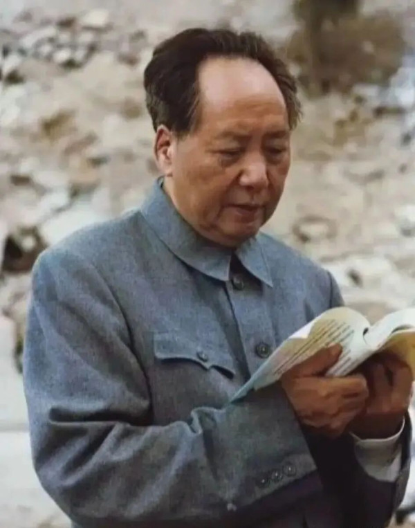 毛主席真是青年人的好朋友！真是青年人答疑释惑的好导师！更给当今青年人树立了活学活用的典范楷模！