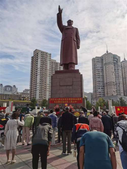 他活着的时候为了国家独立、人民解放鞠躬尽瘁，在他逝世46周年后的今天，我们回报他无私奉献的唯一方式，就是坚定不移地捍卫毛泽东思想捍卫社会主义制度，与一切反对毛主席、反对人民群众、反对社会主义的势力作斗争，只有如此才能不负毛主席的殷切期望，将他这份伟大的遗产发扬光大！